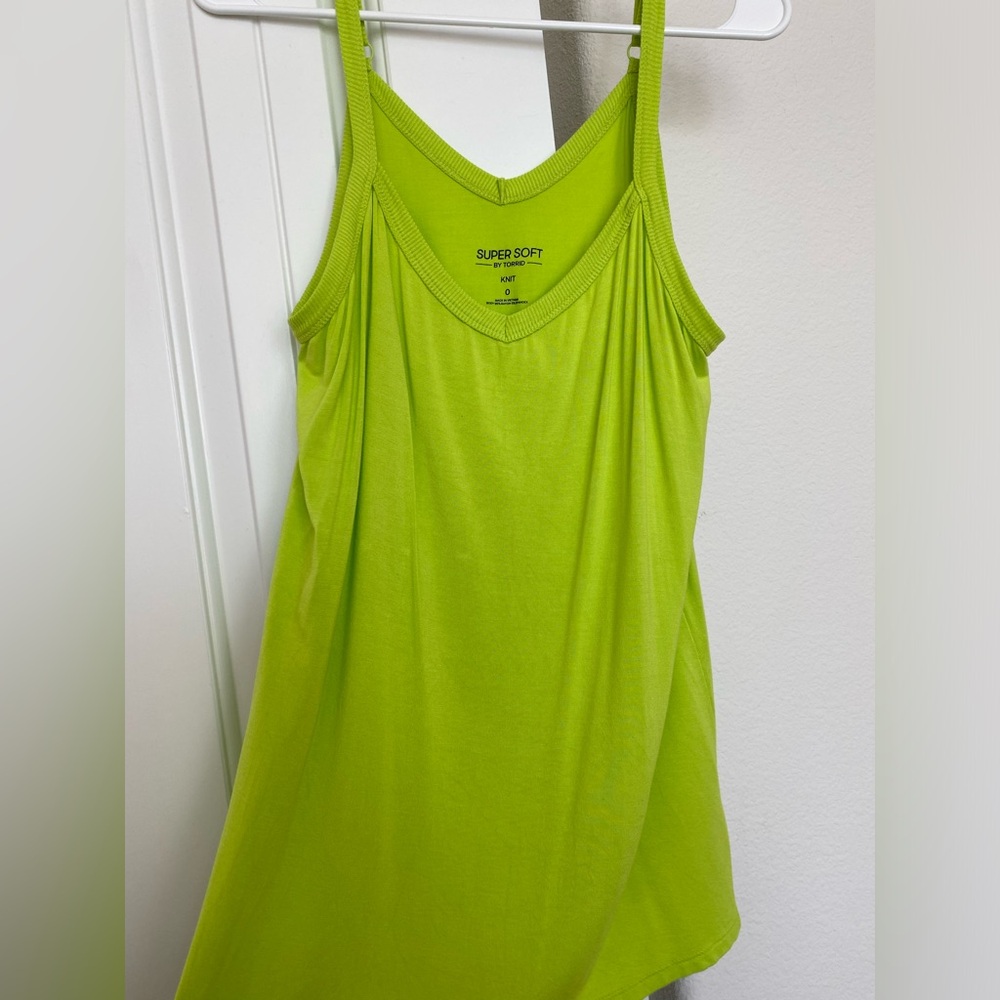 Torrid Super Soft Lime Green Flowy Tank size 0 like new condition